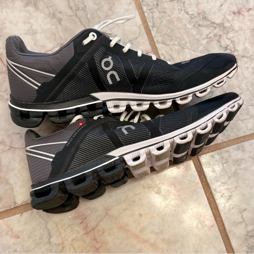 On Running Cloud Women’s 9 Black White Classic Athletic Lightweight Running Shoe - Picture 6 of 9